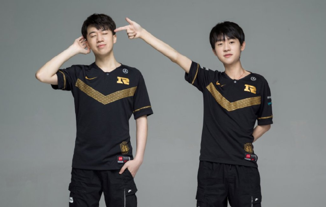 她在八角笼 她在八角笼